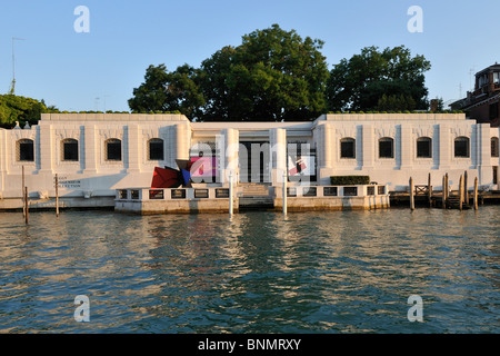 Venedig. Italien. Äußere der Peggy Guggenheim Collection Museum für moderne Kunst, im Palazzo Venier dei Leoni am Canal Grande untergebracht, Dorsoduro. Stockfoto