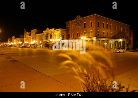 Main Street im historischen Stadtzentrum von Hastings, Minnesota in der Nacht Stockfoto