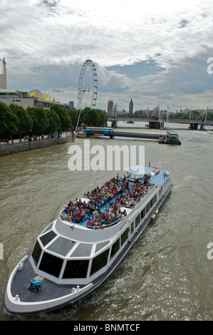 Touristen auf der Themse, London Stockfoto