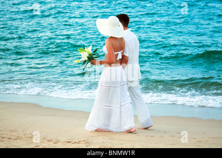 Romantische junges Paar zu Fuß am Meer entlang Stockfoto