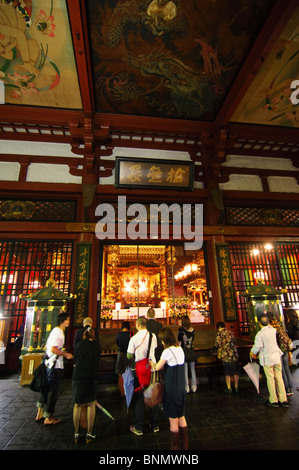 Leute innen Senso-Ji Tempel, Asakusa, Tokio, Kanto-Region, Insel Honshu, Japan Stockfoto