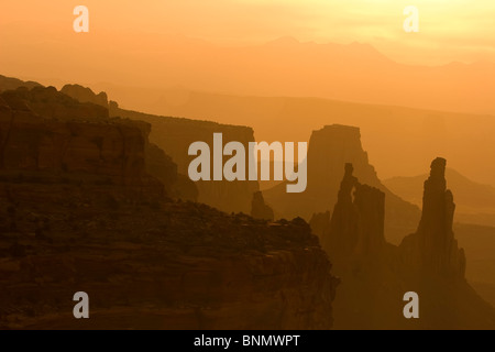 Sonnenaufgang am Mesa Arch, Canyonland National Park, Utah. Stockfoto