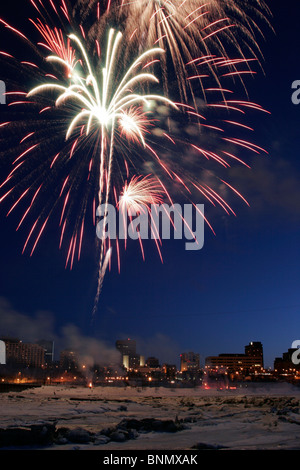 Pelz Rondy Feuerwerk über Anchorage, Alaska, Winter Stockfoto