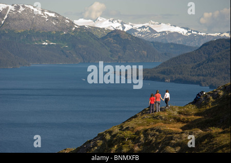 Eine Mutter und ihre Töchter genießen Sie den Blick auf Passage Kanal und Prinz-William-Sund in der Nähe von Whittier in Alaska Stockfoto