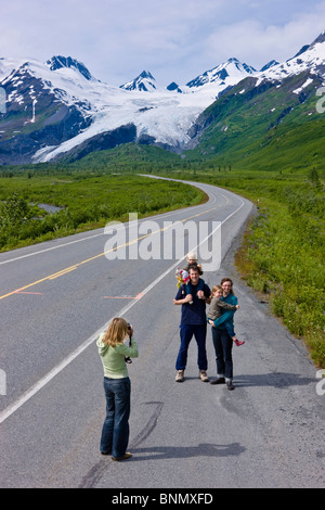 Frau, die ein Familienporträt entlang der Seite der Richardson Highway, Worthington Gletscher, Chugach National Forest, Alaska Stockfoto