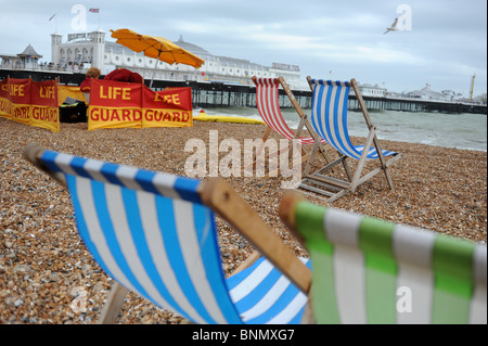 Ein windiger winterlichen Tag auf Brighton Beach im August. Stockfoto