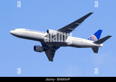 Boeing 777 bedient Continental Airlines klettern nach dem Start vom Flughafen London Heathrow, Vereinigtes Königreich. Stockfoto