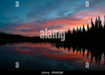 Der Sonnenuntergang spiegelt sich im Ballaine-See, Fairbanks, Alaska Stockfoto