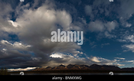 Wolken vor blauem Himmel über die Alaska Range zu sammeln, wie aus dem Denali Highway, Alaska Stockfoto