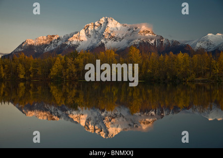 Malerische Aussicht von Pioneer Peak spiegelt in Echo Lake bei Sonnenuntergang, Alaska Stockfoto