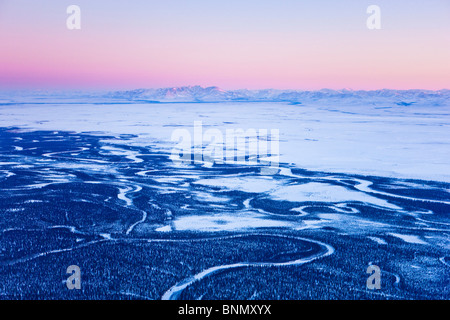 Luftaufnahme der Noatak River Valley und die Baird Berge kurz vor Sonnenuntergang im Winter Arktis Alaska Stockfoto