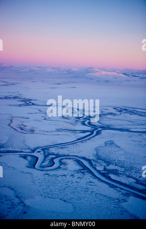 Luftaufnahme der Noatak River Valley und die Baird Berge kurz vor Sonnenuntergang im Winter Arktis Alaska Stockfoto