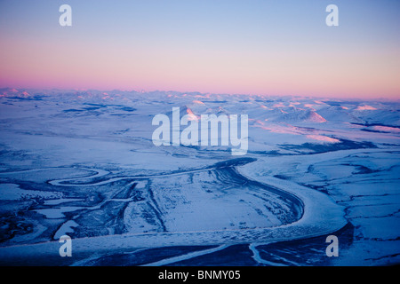 Luftaufnahme der Noatak River Valley und die Baird Berge kurz vor Sonnenuntergang im Winter Arktis Alaska Stockfoto