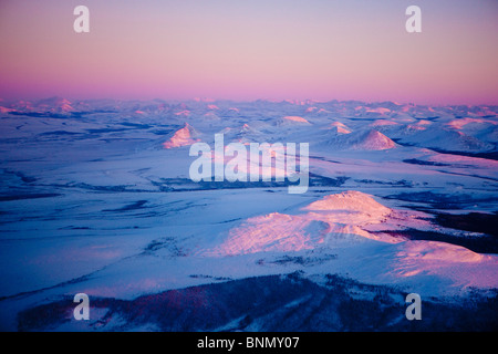 Luftaufnahme der Noatak River Valley und die Baird Berge kurz vor Sonnenuntergang im Winter Arktis Alaska Stockfoto