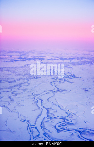 Luftaufnahme der Kobuk River und Waring Bergen kurz vor Sonnenaufgang im Winter in der Nähe von Noatak, Arktis Alaska Stockfoto