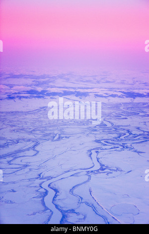 Luftaufnahme der Kobuk River und Waring Bergen kurz vor Sonnenaufgang im Winter in der Nähe von Noatak, Arktis Alaska Stockfoto