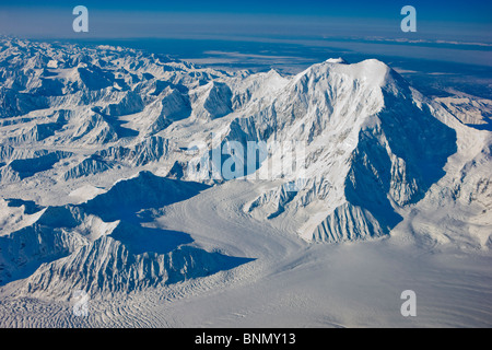 Luftaufnahme des Gipfels des Mount Foraker und die Alaska Range im Winter, Alaska von Westen gesehen Stockfoto
