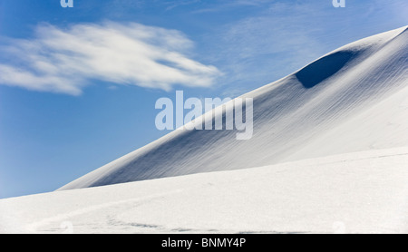 Dünne Wolken Drift über den Schnee bedeckt Osthang des Mt. Hawthorne in der Nähe von Juneau, Alaska Stockfoto