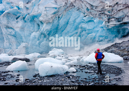 Kajakfahrer weibliche Meer erkunden der Küste vor Shoup Gletscher, Shoup Bay State Marine Park, Prince William Sound, Alaska Stockfoto