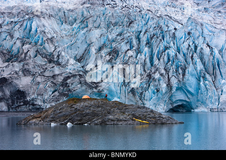 Kajakfahrer und Boot hochgezogen auf einer Insel vor Shoup Gletscher, Shoup Bay State Marine Park, Prince William Sound, Alaska Stockfoto