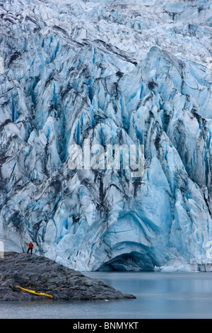 Kajakfahrer und Boot hochgezogen auf einer Insel vor Shoup Gletscher, Shoup Bay State Marine Park, Prince William Sound, Alaska Stockfoto