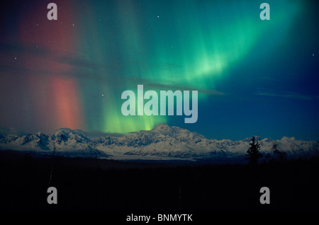 Roten & grünen Aurora über Mt Mckinley Tokosha Mts Alaska Stockfoto