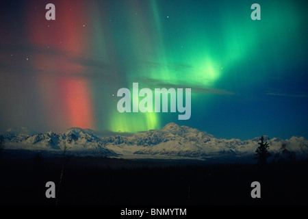 Roten & grünen Aurora über Mt Mckinley Tokosha Mts Alaska Stockfoto