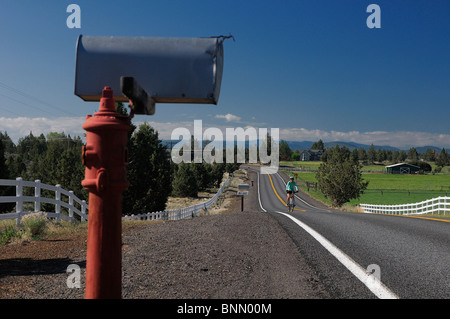 Radfahrer Landstraße Mail box Bend Central Oregon Oregon USA Radfahren Stockfoto