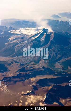 Luftaufnahme des Mt. Redoubt mit Dampf steigt aus dem Krater, vulkanischer Asche auf dem Icefield und Mt. Iliamna in Ferne, Alaska Stockfoto