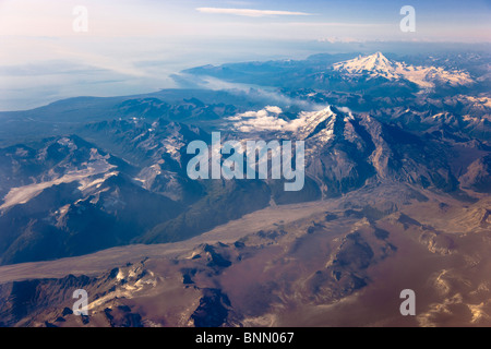 Luftaufnahme des Mt. Redoubt mit Dampf steigt aus dem Krater, vulkanischer Asche auf dem Icefield und Mt. Iliamna in Ferne, Alaska Stockfoto