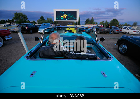 Mann Frau Paar mit Oldtimer Auto 1955 T-Bird Motor Vu fahren In Dallas Oregon USA Stockfoto