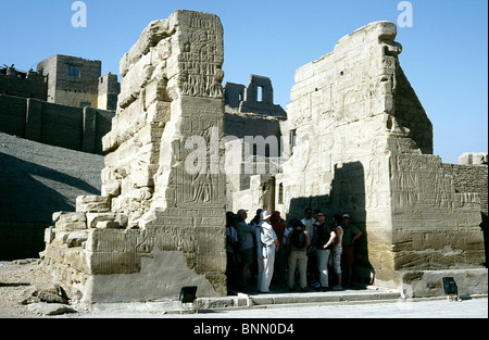 Gruppe von ausländischen Touristen, die sich von der Hitze der Sonne in Edfu Tempel im Gouvernement Assuan in Ägypten zu schützen. Stockfoto