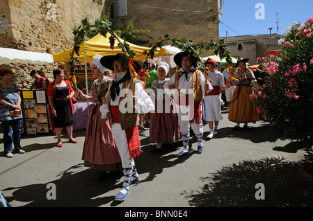 Männer & Frauen tragen Trachten Parade anlässlich der Eröffnung des Festivals Olive in der französischen Stadt Bize Minervois Stockfoto