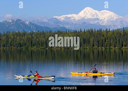 Paar der Kajakfahrer auf Byers Lake mit Denali im Hintergrund Sommer Alaska Stockfoto