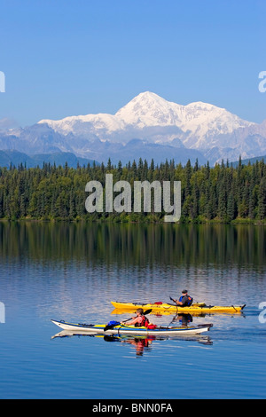 Paar der Kajakfahrer auf Byers Lake mit Denali im Hintergrund Sommer Alaska Stockfoto