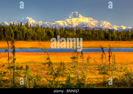 Malerische Aussicht auf Mt. McKinley bei Sonnenuntergang wie aus südlich von Denali Nationalpark Alaska Sommer, HDR-Bild zu sehen Stockfoto