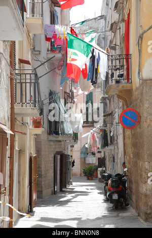 Straße mit italienischen Fahnen, Bari, Apulien, Italien Stockfoto