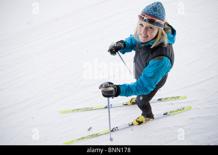 Frau Nordic Ski auf den Baycrest-Loipen im Winter in der Nähe von Homer, Halbinsel Kenai, Alaska Stockfoto