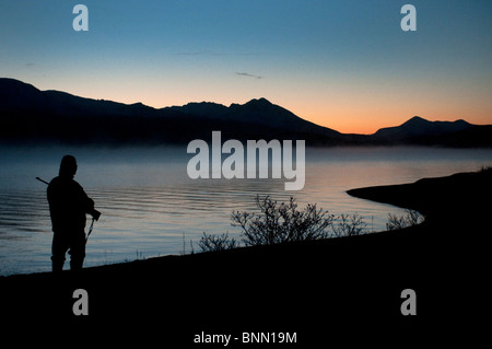 Ein Reh Jäger sucht Spiel in der Nähe von Frazer Lake, Kodiak Island, Alaska Stockfoto