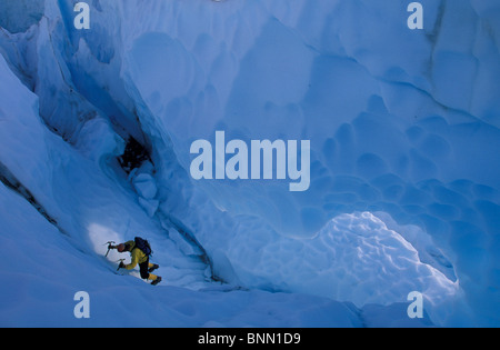 Klettern in Gletscherspalte Matanuska Gletscher Eiskletterer Stockfoto