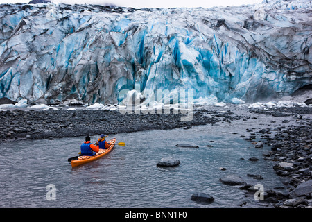 Paar in der Nähe von Shoup Glacier Bay Shoup, Prince William Sound, Alaska Kajak Stockfoto