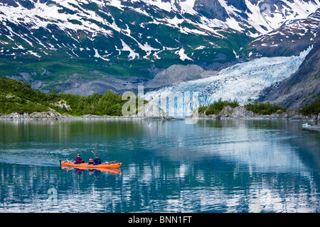 Familie Kajak in Shoup Bucht mit Shoup Gletscher im Hintergrund, Prince William Sound, Alaska Stockfoto