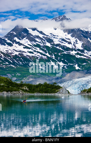 Familie Kajak in Shoup Bucht mit Shoup Gletscher im Hintergrund, Prince William Sound, Alaska Stockfoto