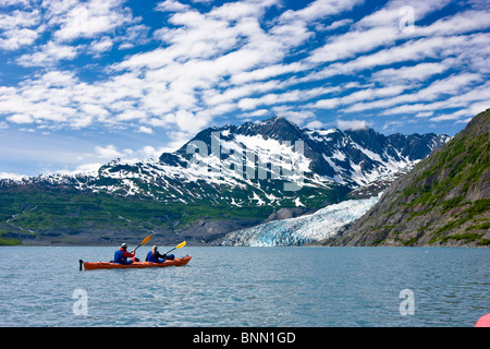 Paar Kajak in Shoup Bucht mit Shoup Gletscher im Hintergrund, Prince William Sound, Alaska Stockfoto