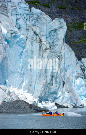 Paar Kajak in Shoup Bucht mit Shoup Gletscher im Hintergrund, Prince William Sound, Alaska Stockfoto