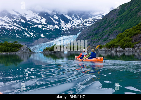 Familie Kajak in Shoup Bucht mit Shoup Gletscher im Hintergrund, Prince William Sound, Alaska Stockfoto