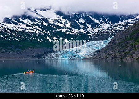 Familie Kajak in Shoup Bucht mit Shoup Gletscher im Hintergrund, Prince William Sound, Alaska Stockfoto