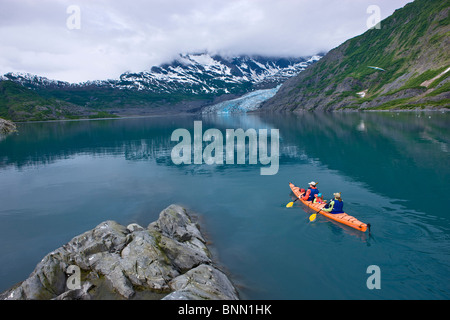 Familie Kajak in Shoup Bucht mit Shoup Gletscher im Hintergrund, Prince William Sound, Alaska Stockfoto