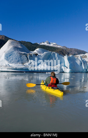 Ein Kajakfahrer Paddel die eisigen Gewässern der Mendenhall Lake Mendenhall-Gletscher und Mt. Kinderwagen White im Hintergrund, Alaska Stockfoto