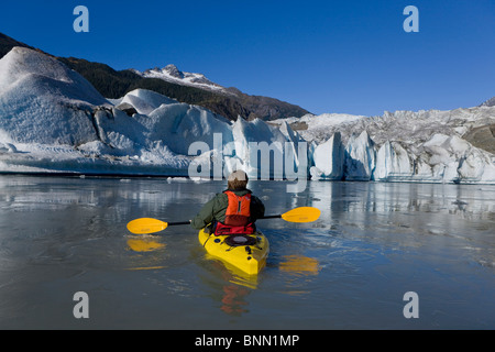 Ein Kajakfahrer Paddel die eisigen Gewässern der Mendenhall Lake Mendenhall-Gletscher und Mt. Kinderwagen White im Hintergrund, Alaska Stockfoto